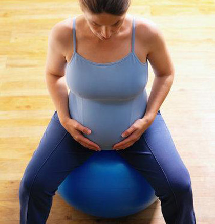 Ejercicio con pelota de pilates para embarazadas